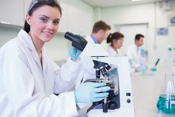 Forscher arbeiten an Experimenten im Labor — Stockfoto