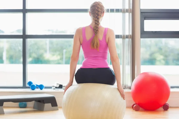 Fit beautiful woman sitting on exercise ball — Stock Photo, Image