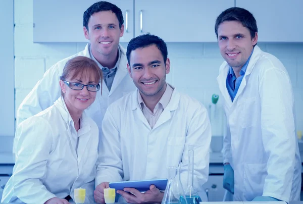 Oamenii de știință zâmbind cu tabletă PC în laborator — Fotografie, imagine de stoc