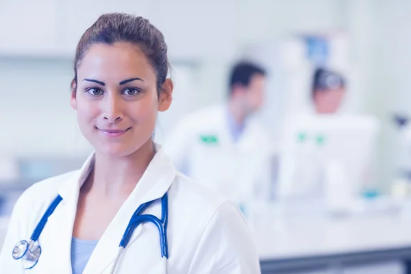 Retrato de cerca de la doctora confiada en el consultorio médico —  Fotos de Stock