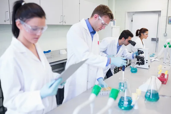 Naukowcy przeprowadzanie eksperymentów w laboratorium — Zdjęcie stockowe