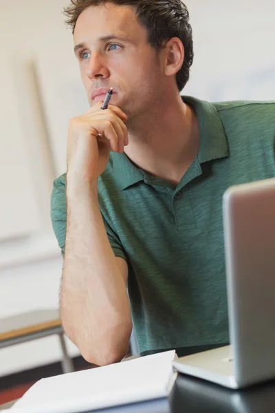 Attraktive ältere Schüler sitzen im Klassenzimmer mit seinem Notizbuch — Stockfoto