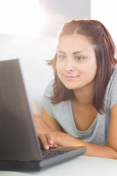 Zufriedene junge Frau bedient ihr Notizbuch — Stockfoto