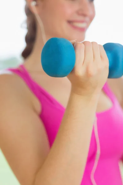 Partie médiane d'une femme faisant de l'exercice avec des haltères — Photo