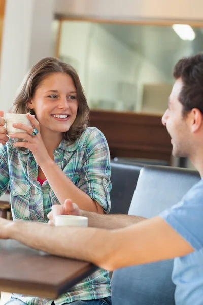 Two content students having a cup of coffee — Stock Photo, Image