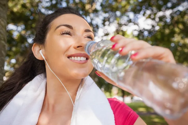 Przepiękny sportowy kobieta picia wody z butelki — Zdjęcie stockowe