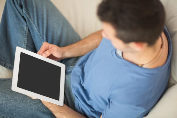 Magas, szög, kilátás a hétköznapi ember használ a fotelben ülve tabletta — Stock Fotó