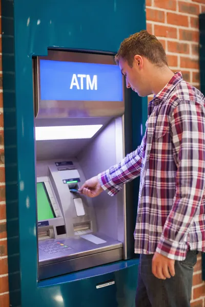 Schöne Studentin hebt Bargeld ab — Stockfoto