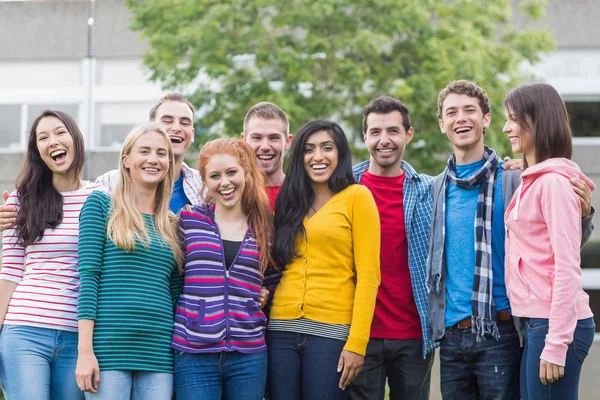 Ritratto di gruppo di studenti del college nel parco — Stockfoto