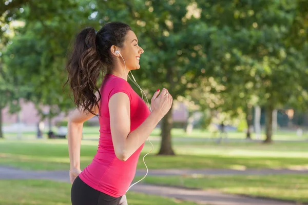 Kobieta bardzo sportowy jogging w parku — Zdjęcie stockowe