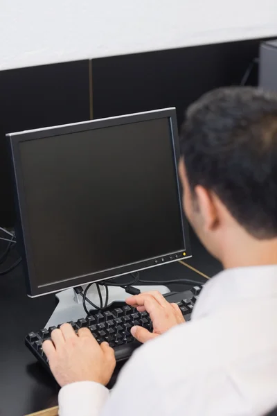 Estudiante maduro en sala de informática — Foto de Stock
