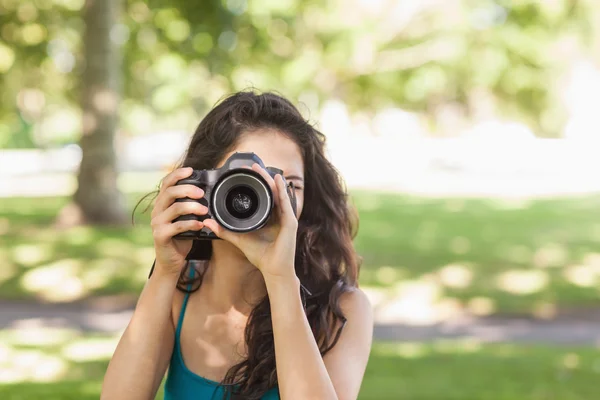 かわいいブルネットの女性と彼女の写真を撮るの前面展望 — ストック写真