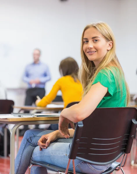 Female with blurred teachers students in classroom — Stock Photo, Image