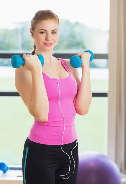 Donna in forma che si allena con i manubri in palestra — Foto Stock