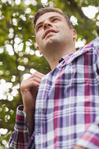 Hermoso estudiante feliz mirando hacia otro lado — Foto de Stock