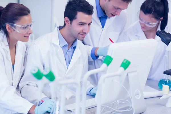 Onderzoekers op zoek naar bij het computerscherm van de in het lab — Stockfoto