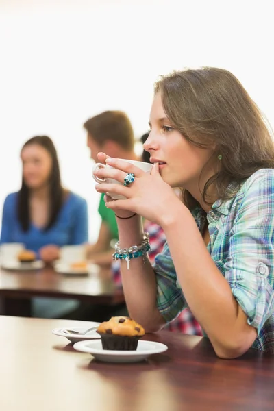 Female having coffee and muffin at coffee shop — Stock Photo, Image