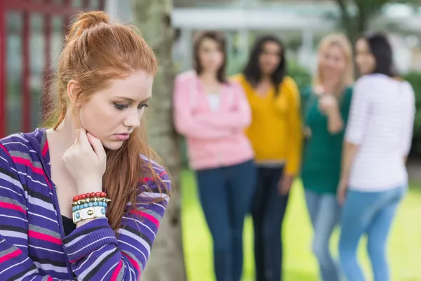 Elev mobbad av en grupp studenter — Stockfoto