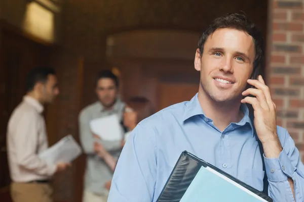 Attraktiver männlicher reifer Student telefoniert mit seinem Smartphone — Stockfoto