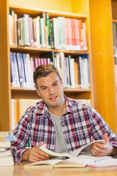 Knappe gelukkig student studeert zijn boeken — Stockfoto
