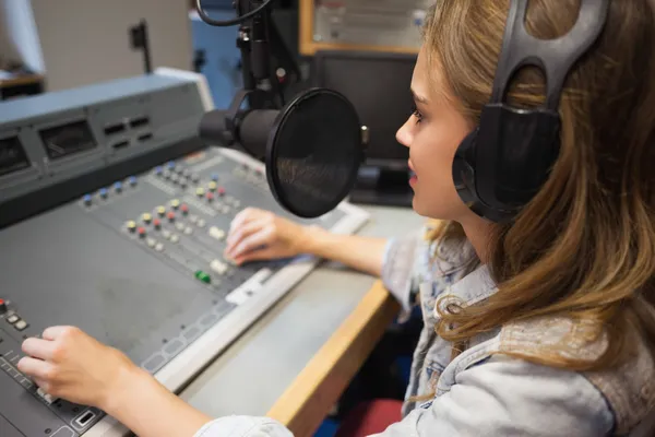 Focado anfitrião de rádio bonita moderando — Fotografia de Stock