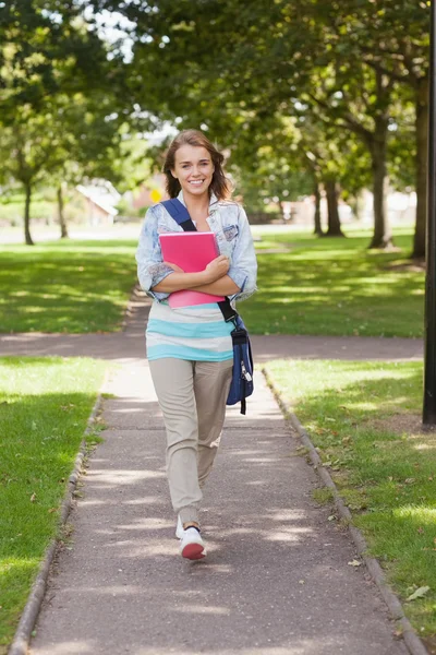 Assez heureux étudiant portant portable marche — Photo