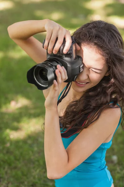 Hoge hoekmening van brunette jonge vrouw nemen van een foto — Stockfoto
