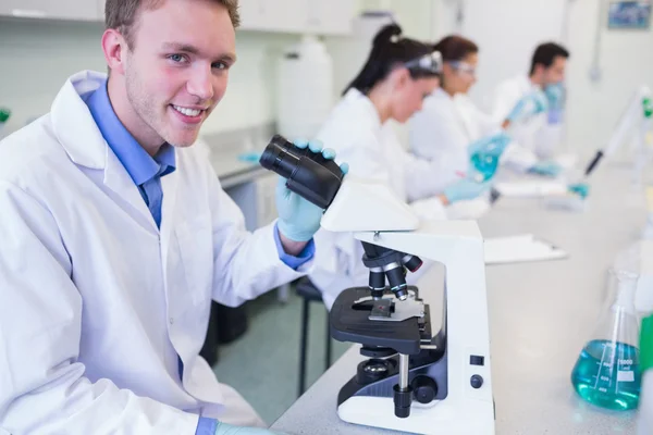 Researchers working on experiments in the lab — Stock Photo, Image