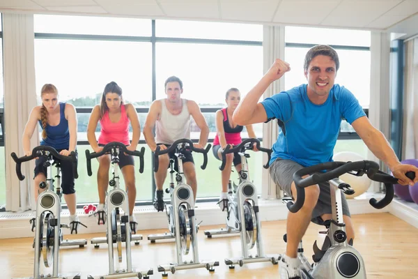 Gelukkig man leert spinnen klasse aan vier personen — Stockfoto