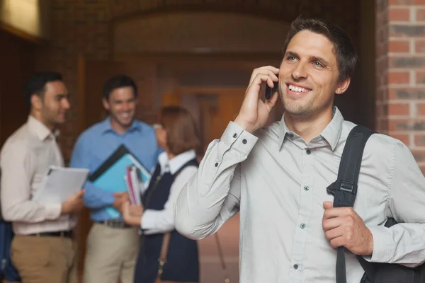 Glad mogen student ringa med sin smartphone — Stockfoto