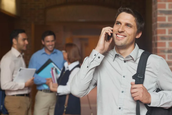 Estudante madura feliz telefonando com seu smartphone — Fotografia de Stock