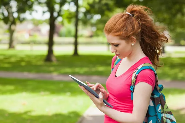 Estudante feliz lindo usando tablet — Fotografia de Stock