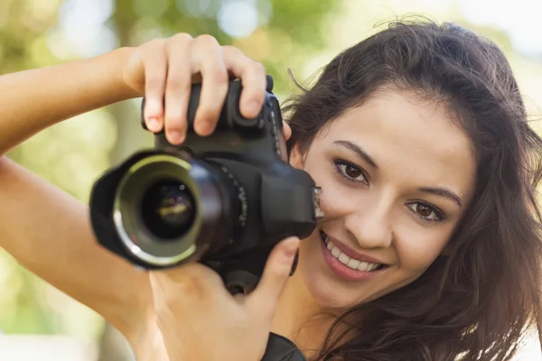 豪華なブルネットの女性彼女のカメラを保持しています。 — ストック写真