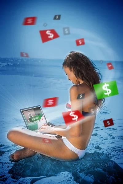 黑发女人在比基尼网上赌博 — 图库照片