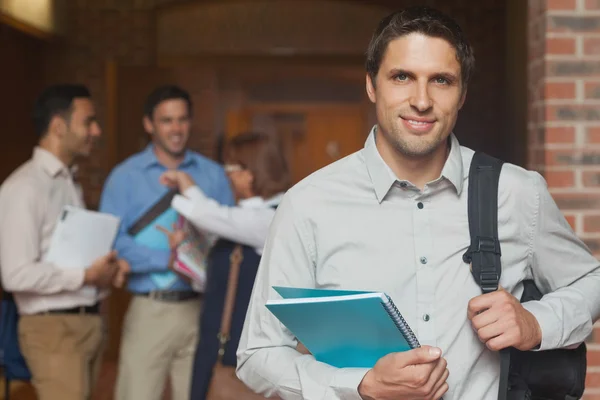 Estudante maduro casual atraente posando no corredor — Fotografia de Stock