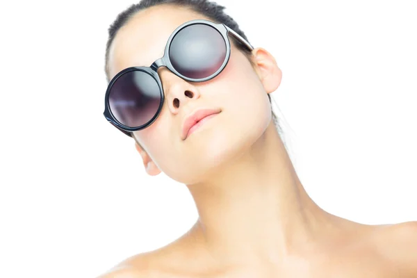 Aranyos barna nő hatalmas napszemüveget visel — Stock Fotó