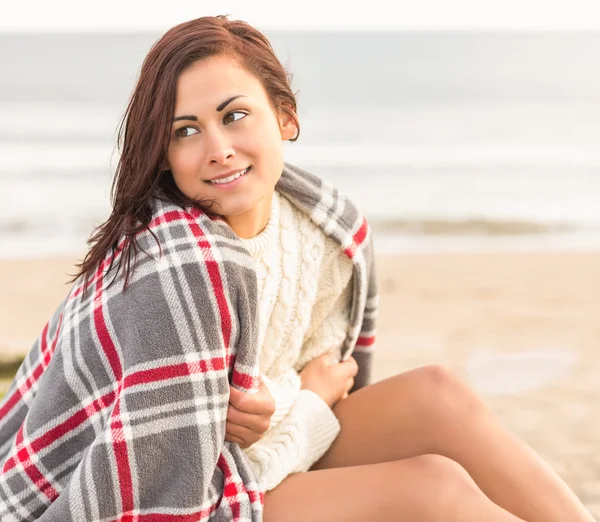 Beautiful woman covering herself with blanket at beach — Stock Photo, Image