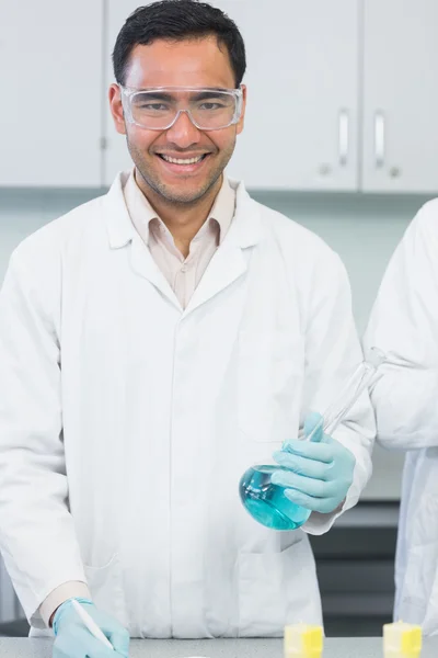 Pesquisador do sexo masculino realizando experimentos no laboratório — Fotografia de Stock