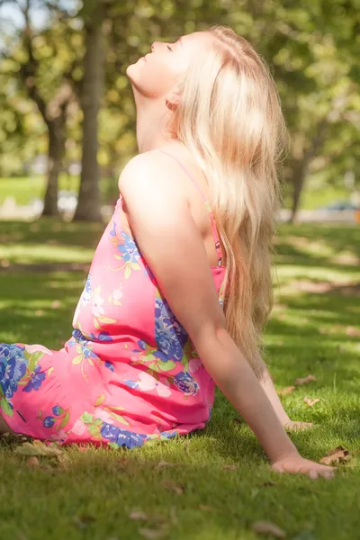 Sevimli genç kadının güneşin tadını profil görünümü — Stok fotoğraf