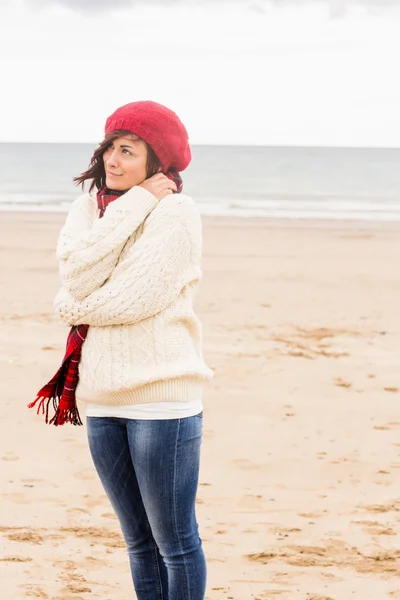 Χαριτωμένο γυναίκα στο κομψό ζεστά ρούχα στην παραλία — Φωτογραφία Αρχείου
