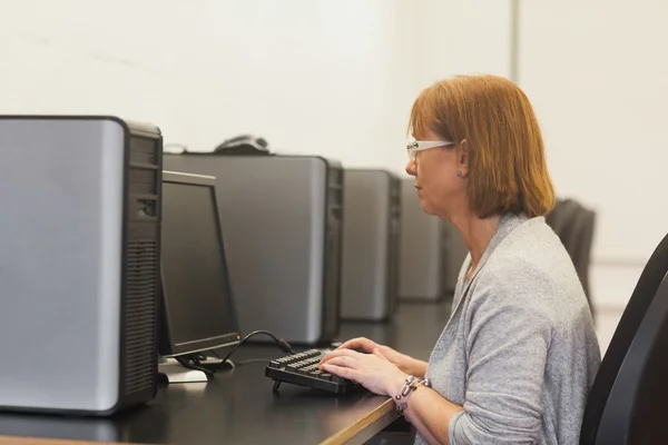 Volwassen vrouwelijke student in computer klasse — Stockfoto