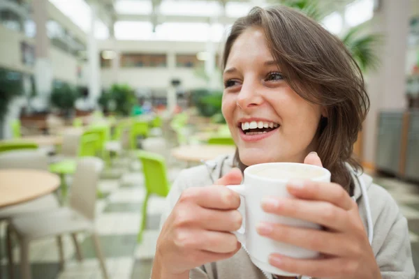 Vrolijke student koffie drinken in de kantine — Stockfoto