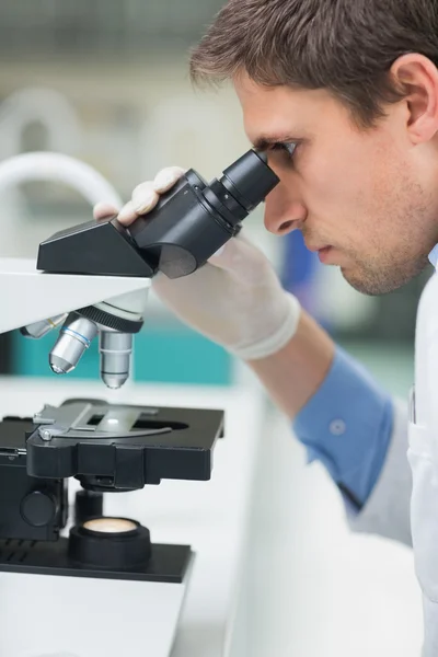 Investigador científico que utiliza microscopio en el laboratorio — Foto de Stock