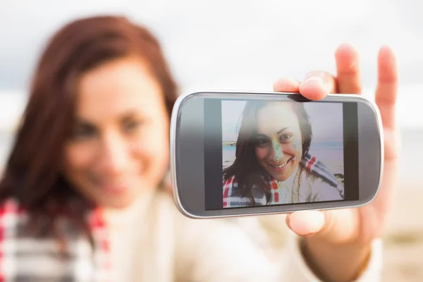 Mulher auto-fotografando com smartphone — Fotografia de Stock