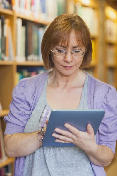 Kobieta bibliotekarz za pomocą stężonego jej tabletki — Zdjęcie stockowe