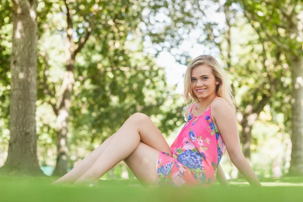 ゴージャスな若い女性が芝生の上ポーズ — ストック写真