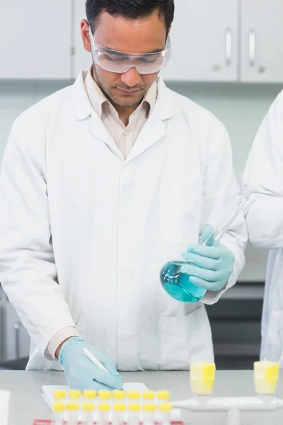 Mannelijke onderzoeker experimenteert in het lab — Stockfoto