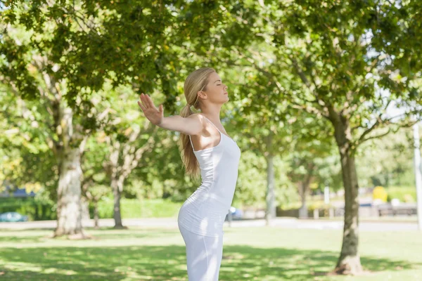 Profilo vista di bella donna in forma facendo allargare le braccia — Foto Stock