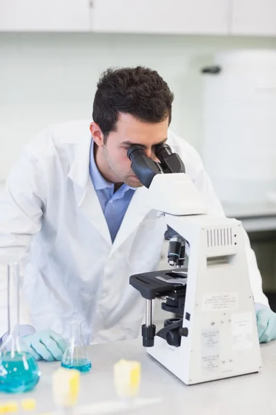 Investigador científico masculino usando microscopio en laboratorio — Foto de Stock