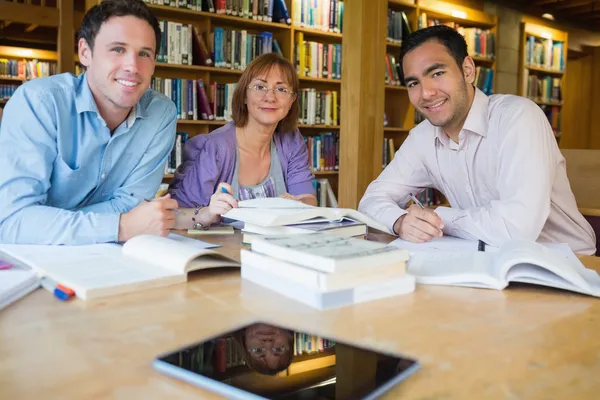 Mature students studying together in the library — Stock Photo, Image